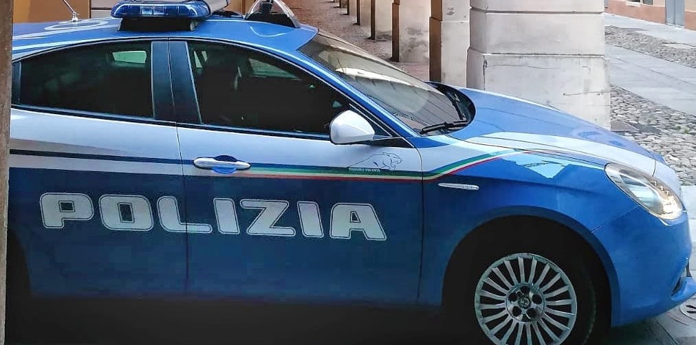 Sorprende il marito con l’amante: devasta casa e la Maserati dell’uomo ...