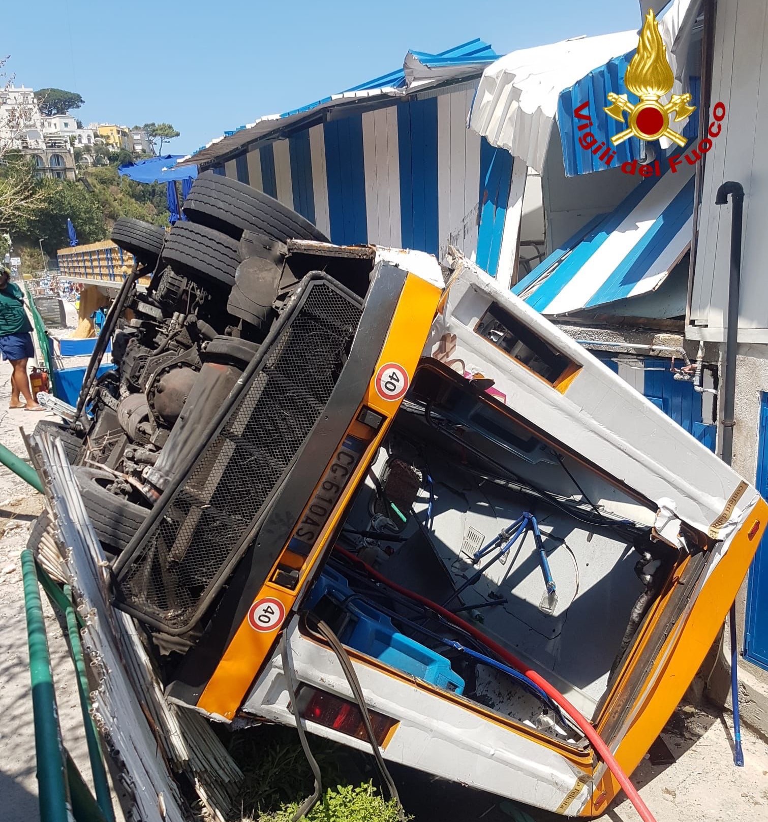 Incidente di Capri: morto l'autista del minibus. 19 le ...
