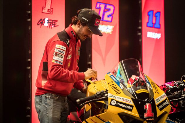 Pecco autografa la sua Desmosedici GP del Ducati Lenovo Team