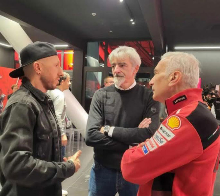 Tony Cairoli con Dall'Igna e Davide Tardozzi.