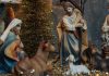 Cerca di mimetizzarsi tra le statue del presepe: straniero latitante arrestato
