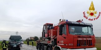 Scontro frontale tra un pullman e un’auto: morta la conducente 51enne della vettura