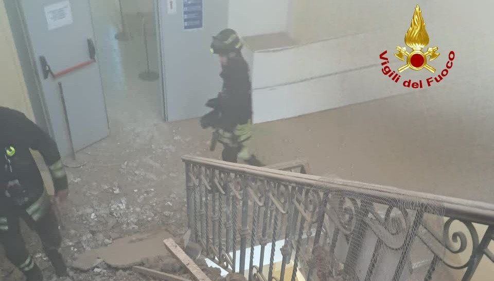 Crolla il controsoffitto di una scuola superiore: studenti evacuati dai Vigili del Fuoco