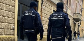 Bimbo di due anni vaga in strada da solo: recuperato dalla Polizia Locale