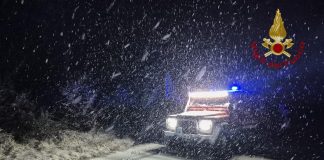 Rimane bloccata con l’auto a causa della neve: donna soccorsa dai Vigili del Fuoco