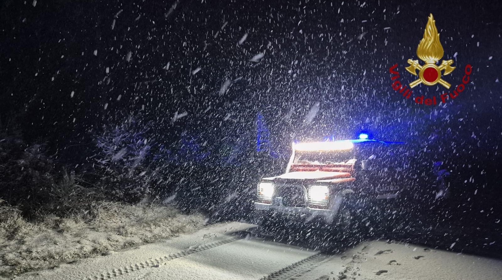 Rimane bloccata con l’auto a causa della neve: donna soccorsa dai Vigili del Fuoco