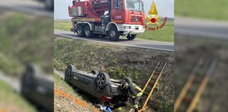 Auto finisce nel fosso: conducente e cagnolino salvati dai Vigili del Fuoco