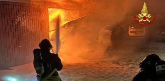 Garage in fiamme: evacuate nella notte 14 famiglie