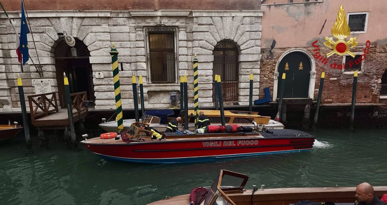 Venezia, tre persone in acqua: un 20enne recuperato privo di vita dai sommozzatori