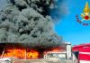 Vasto incendio nella zona industriale di Vicopisano, il Sindaco: “Tenete le finestre chiuse”
