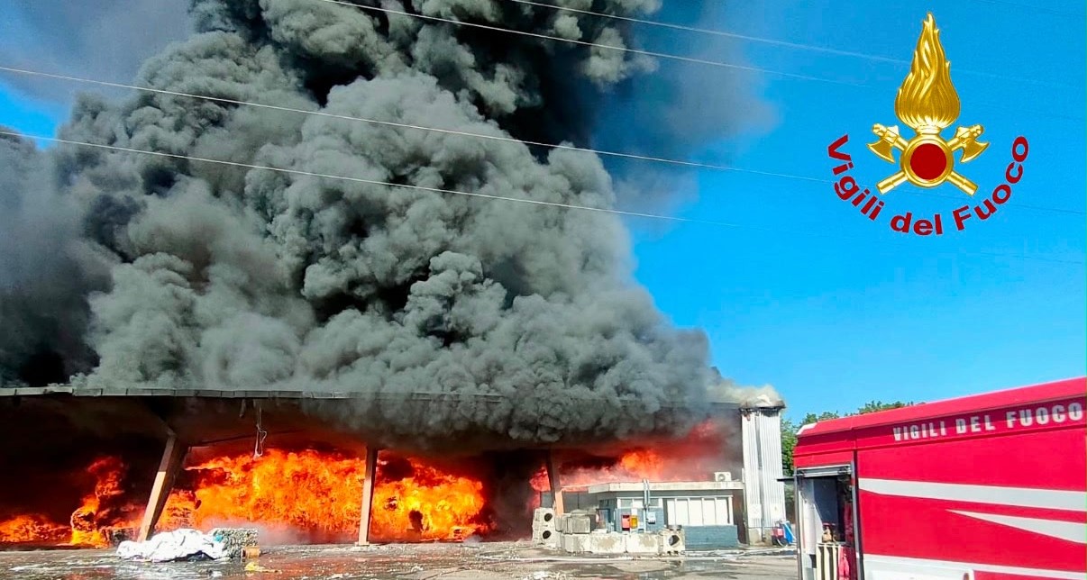 Vasto incendio nella zona industriale di Vicopisano, il Sind