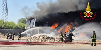 Maxi incendio a Vicopisano, ancora scuole chiuse