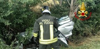 Auto fuori strada: morto 34enne, bimba di 6 anni in ospedale