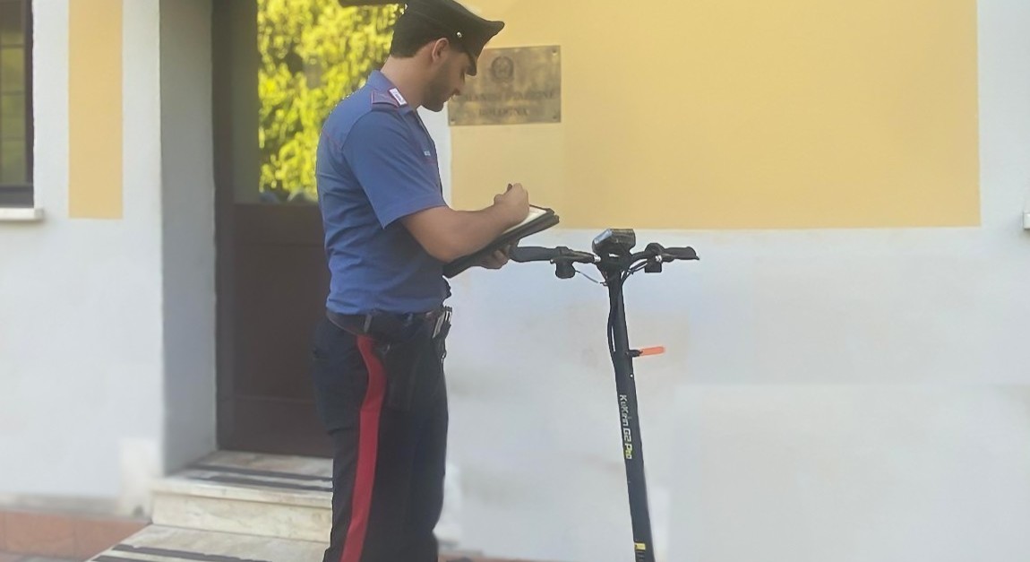 Con monopattino senza contrassegno identificativo,