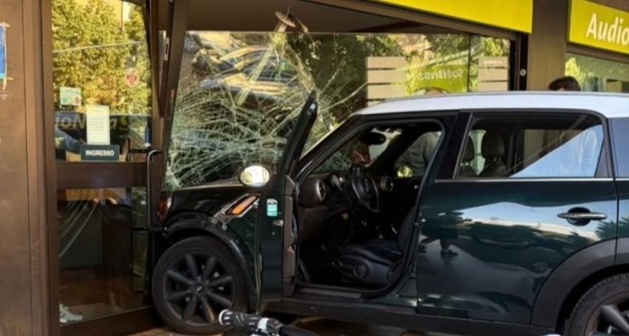 auto contro negozio Modena