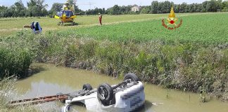 Ragazzo di 21 anni finisce con l’auto nel canale e muore