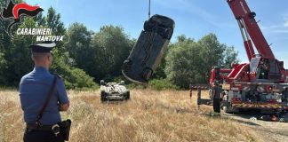 Il livello del Po si abbassa e il fiume restituisce due auto