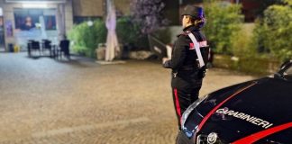 Brutale aggressione in un locale nel Reggiano: cliente viene preso a pugni, colpito al volto con una sedia e minacciato