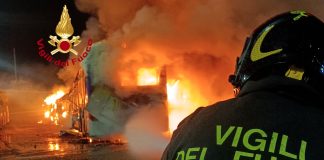 Vasto incendio in deposito autobus: 12 mezzi distrutti e 7 danneggiati