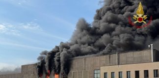 Vasto incendio in una fabbrica di laterizi